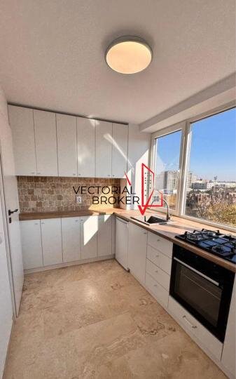 Ferdinand, 3 camere decomandat, revovat integral.