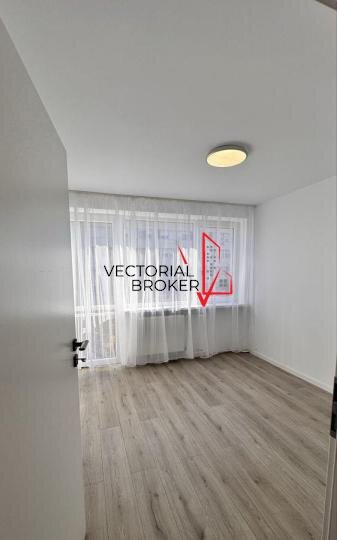 Ferdinand, 3 camere decomandat, revovat integral.